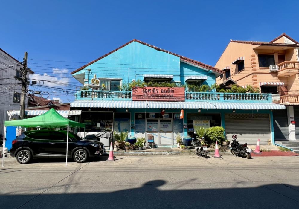 For SaleHome OfficeNawamin, Ramindra : Home office for sale in Hathairat Modified side to 5 units, 29 sq m, Suphawan Village, beginning of the project next to Main Yai Road. Can be rented out for any type of business.