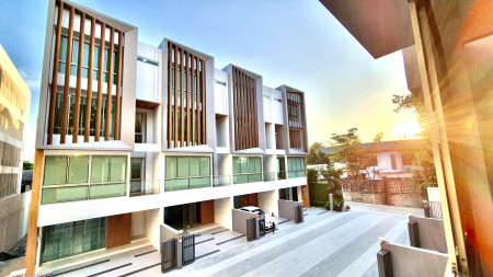 For SaleTownhouseOnnut, Udomsuk : For Sales Premium Townhome / Home Office Qualitia Sukhumvit 62 only for 22.xx Million Baht only 200 meters from BTS Bang Chak