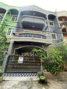For SaleShophousePinklao, Charansanitwong : Very urgent sale, commercial building, golden location, in front of the alley, next to BTS Bang Yi Khan, very convenient.