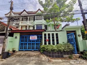 For RentTownhouseKasetsart, Ratchayothin : Townhouse for rent Soi Ladprao Wang Hin 16, Ladprao-Wang Hin Road, land 32 square meters, 3 floors, 2 booths, house type 7 bedrooms, 6 bathrooms, suitable for office or office. Home office has a store room. and meeting room good location in the city cente