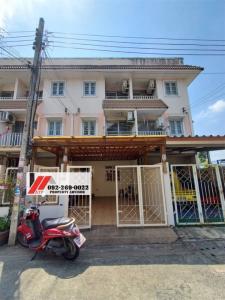 For RentHouseChokchai 4, Ladprao 71, Ladprao 48, : New Renovated Townhouse In the heart of Soi Chokchai Si : 19 square wa, 3 floors, the door of the house on both sides of the building. Parking for more than 2 cars = 18,000 per month only.