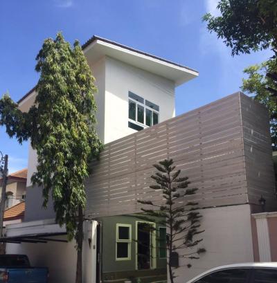For SaleHouseOnnut, Udomsuk : The Detached 2-StoHouse and 3-Storey Townhome in Sukhumvit 71 for Sale near BTS Phrakhanong The Detached 2-Storey House and 3-Storey Townhome in Sukhumvit 71 for Sale near BTS Phrakhanong