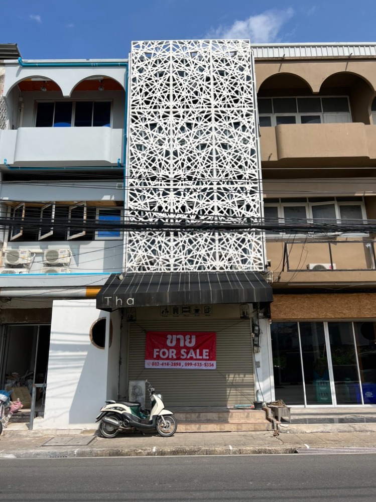 For SaleShophouseChiang Mai : Commercial building for sale, Wua Lai Road, good location, next to walking street, near the airport, in good condition, ready to move in.