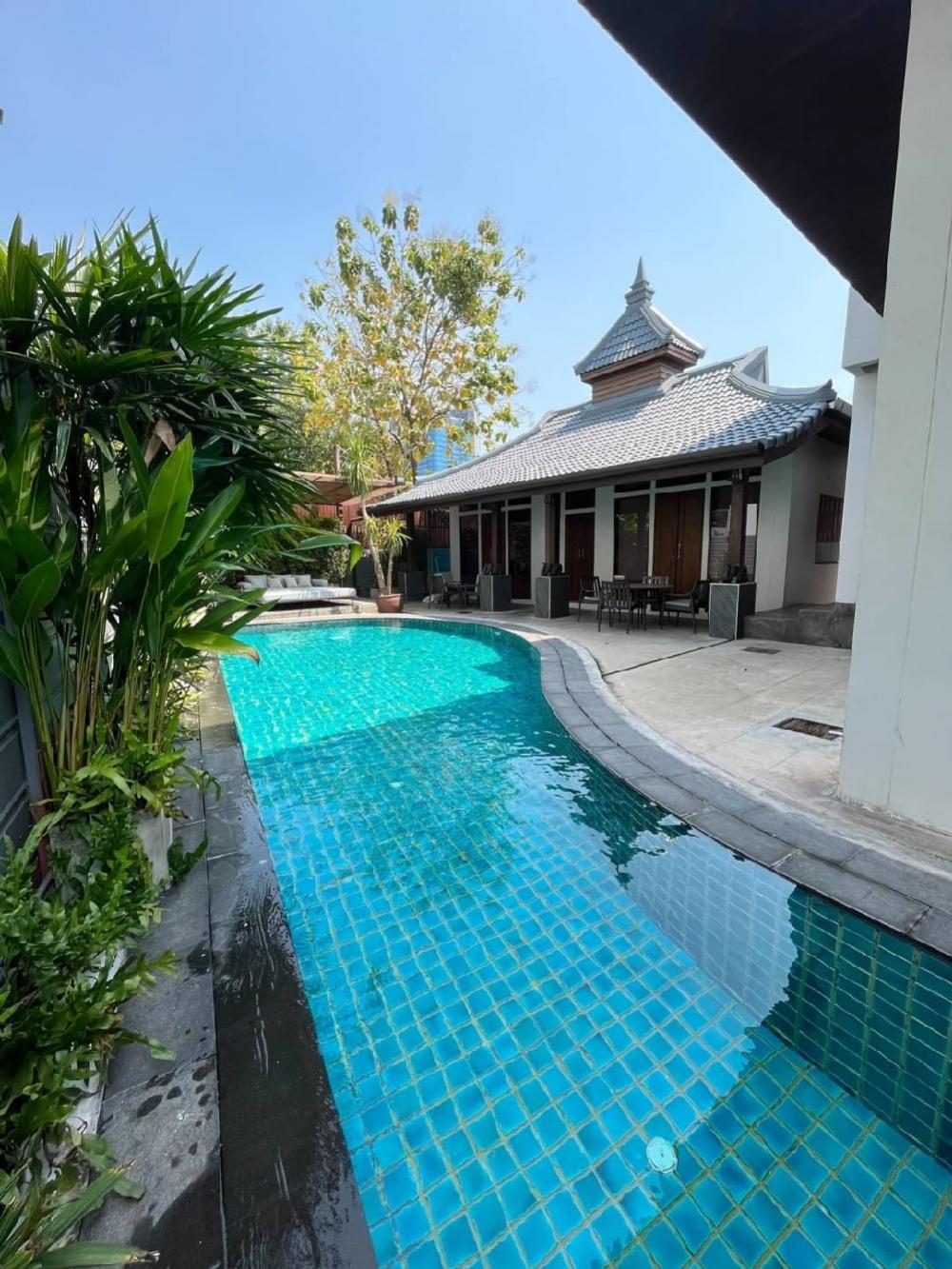 For RentHouseSukhumvit, Asoke, Thonglor : Luxury house for rent with private pool. Thonglor area, area 1,000 sq m. 5 bedrooms, 6 bathrooms