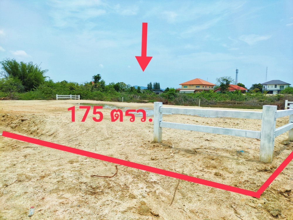 For SaleLandHua Hin, Prachuap Khiri Khan, Pran Buri : Urgent sale!! Land reclamation, 175 sq m., good location, located in downtown Prachuap. Near marine attractions, Prachuap Bay, only 500 meters from Petchkasem Road.