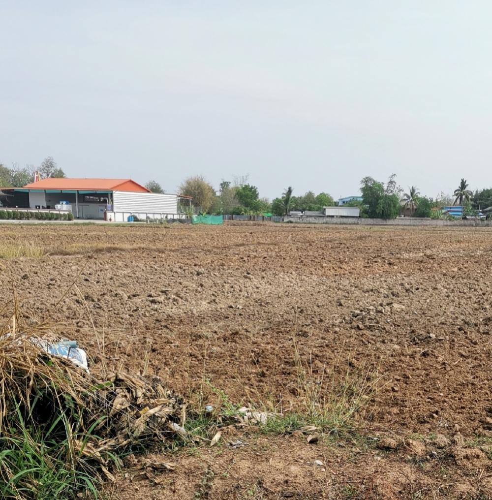 For SaleLandTak : Land for sale, very beautiful area, 12 rai 2 ngan, Mae Tao Subdistrict, Mae Sot District Chang Tak Location Mae Tao Sub-district, Mae Sot District, Tak Province Details 12 rai 2 ngan Width 196 Meter-Special Economic Zone, next to 2 roads-Located in the vi