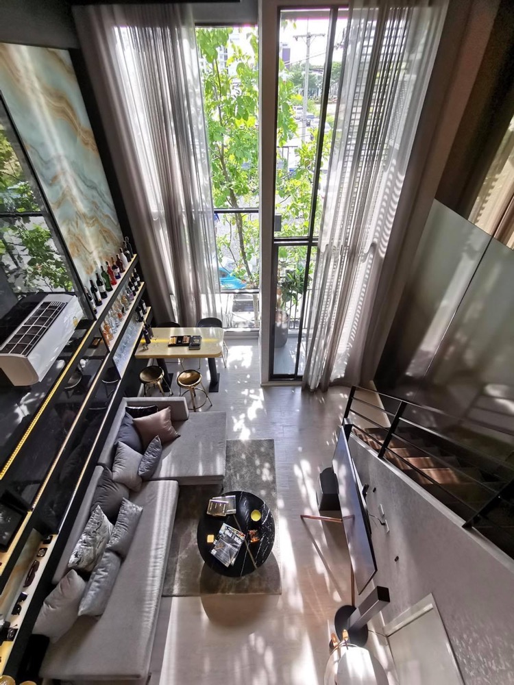 Sale DownCondoPathum Thani,Rangsit, Thammasat : Modiz Launch Verticle Suite, 2-storey loft style, with stairs in the room There are many rooms to choose from. First price.