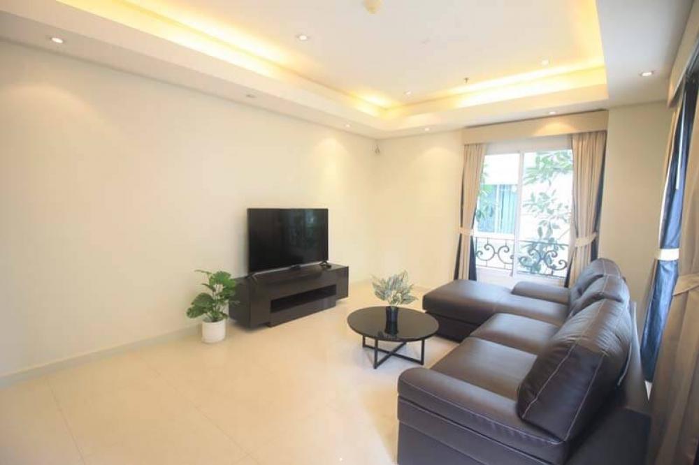 For RentCondoSukhumvit, Asoke, Thonglor : Newly refurbished 2 bedroom unit for rent with pool view and greenery view