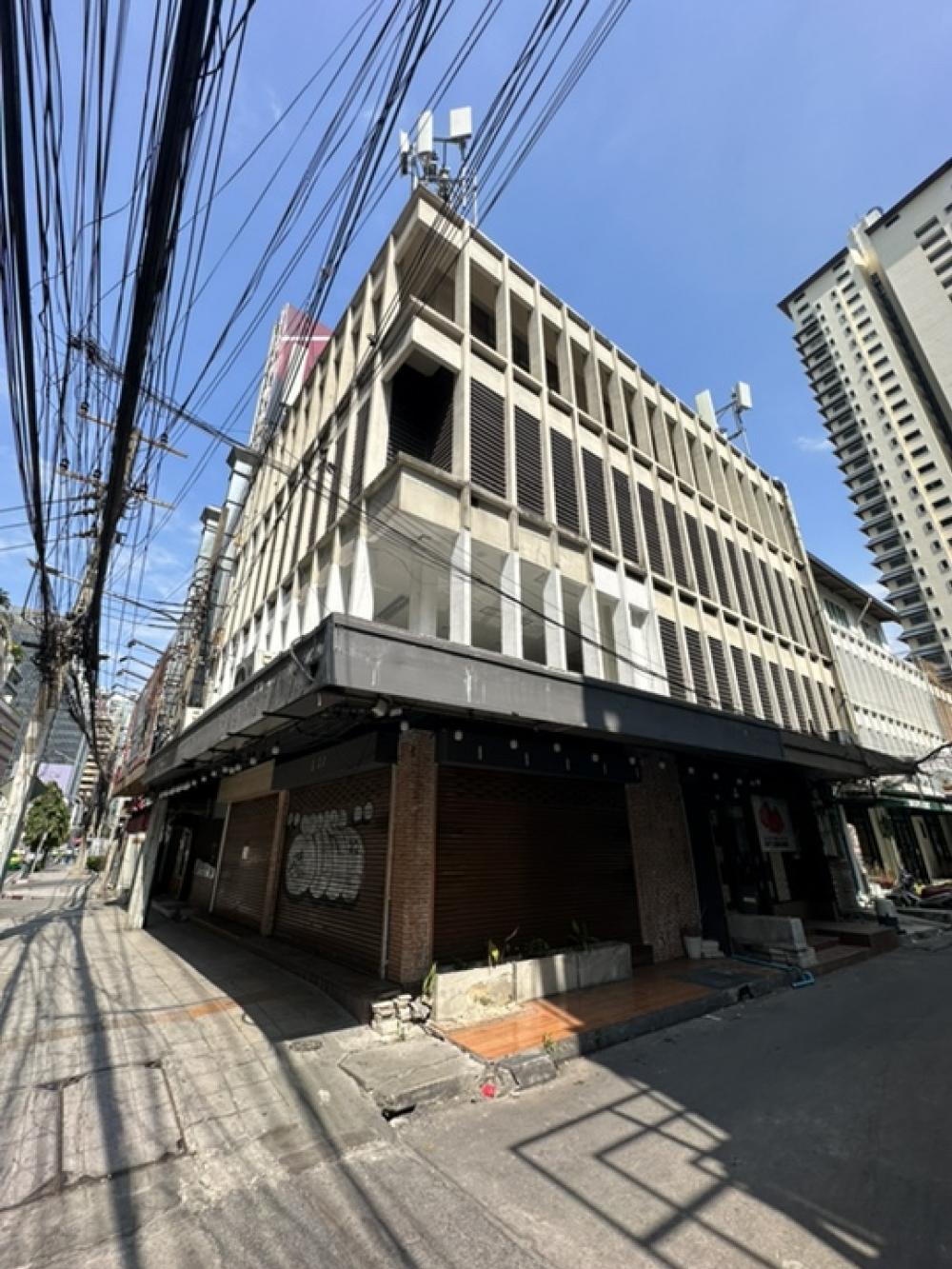 For RentShophouseSukhumvit, Asoke, Thonglor : *OWNER POST* 1st Floor  :Asok commercial building Sukhumvit 21 Corner building Main street for medical clinic restaurant cannabis hostel dental clinic office commercial shop