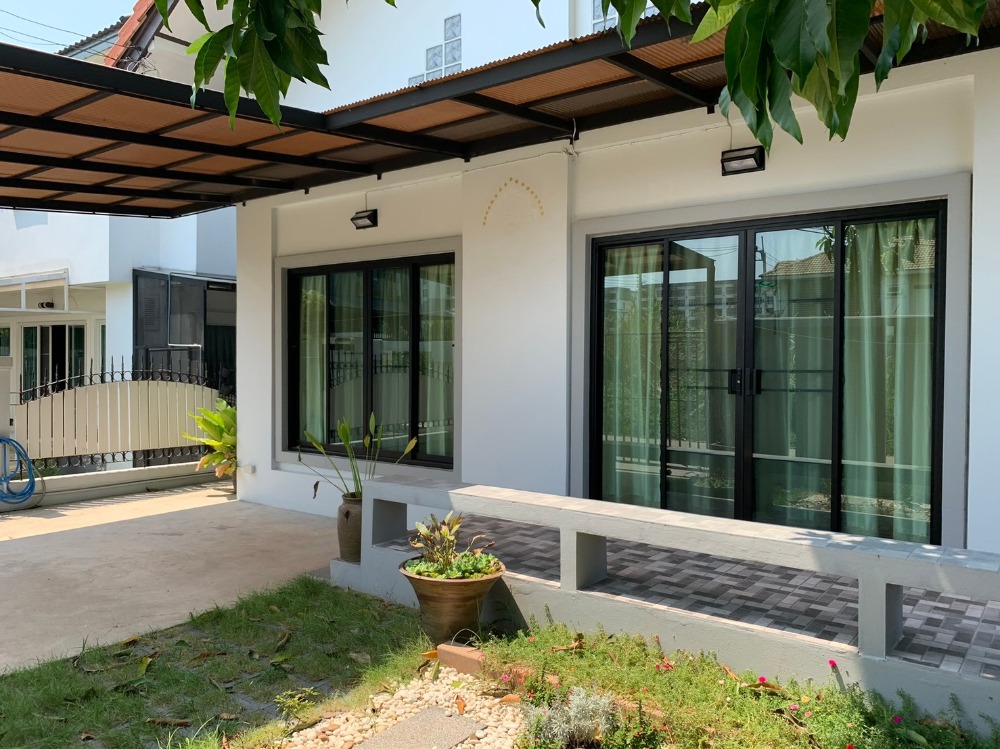 For RentHouseChaengwatana, Muangthong : House for rent 50 square wahs. Opposite Central Chaengwattana