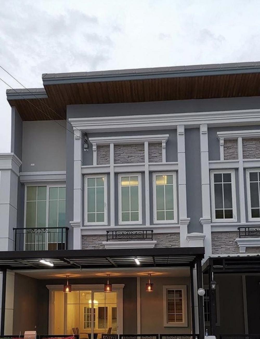 For RentTownhouseLadkrabang, Suwannaphum Airport : Rent a large English-style townhome, 4 bedrooms, 3 bathrooms, Golden Town 3, Bangna-Suanluang.