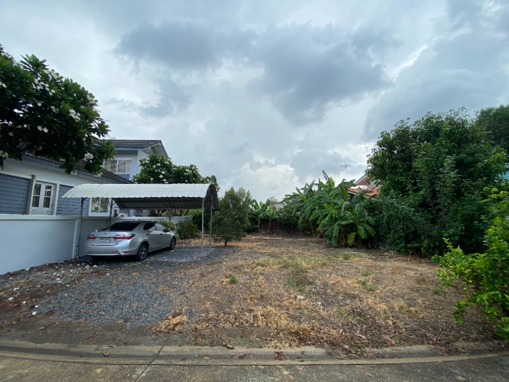 For SaleLandPathum Thani,Rangsit, Thammasat : Selling cheap!!! Land 70 sq.wa., lower than the appraised value of the Land Department!!! don't have to wait for the price “Discount for it.“ The seller is going to work abroad. Parichart Village, Khlong Si, Pathum Thani