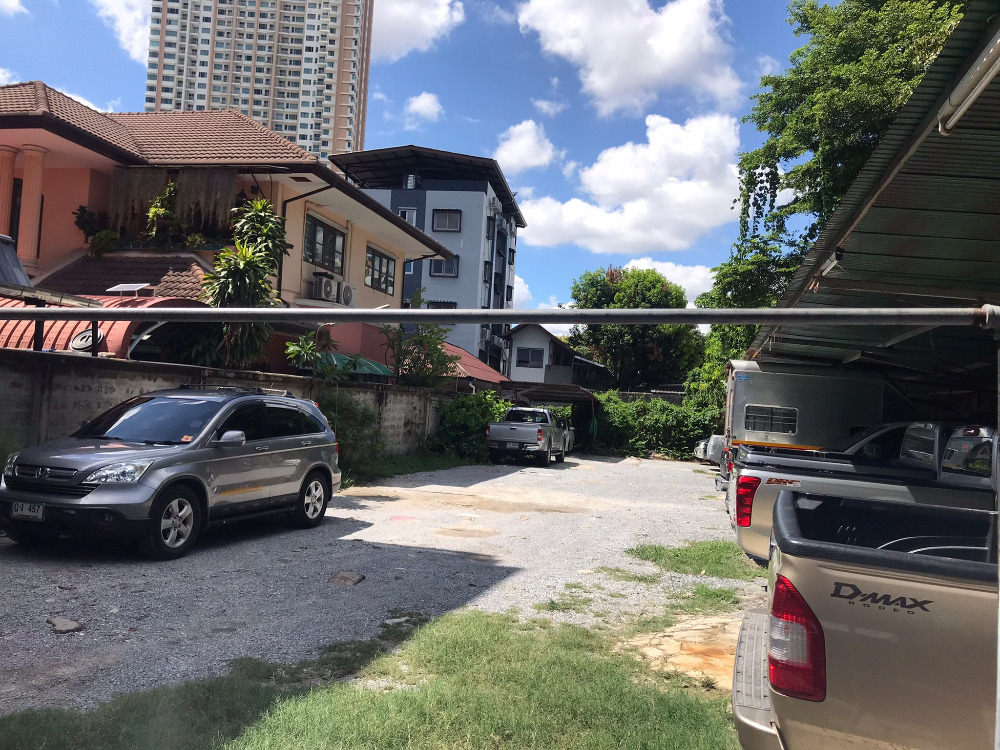 For SaleLandWongwianyai, Charoennakor : Land for sale, special price, Charoen Nakhon 18, walk only 250 sq m to BTS Krungthon, rectangular plot of land, size 182 sq m, width 12 meters.