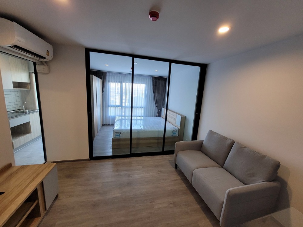 For RentCondoVipawadee, Don Mueang, Lak Si : For rent, large front room, Building A, 7th floor, east side, open view, 6 foot double bed, Reach Phahonyothin 52.