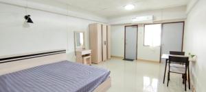 For RentCondoLadprao101, Happy Land, The Mall Bang Kapi : Condo for rent, Manokit Condominium, Building A, 6th floor, newly renovated, size 30 sq m. Ladprao 132, near The Mall Bangkapi