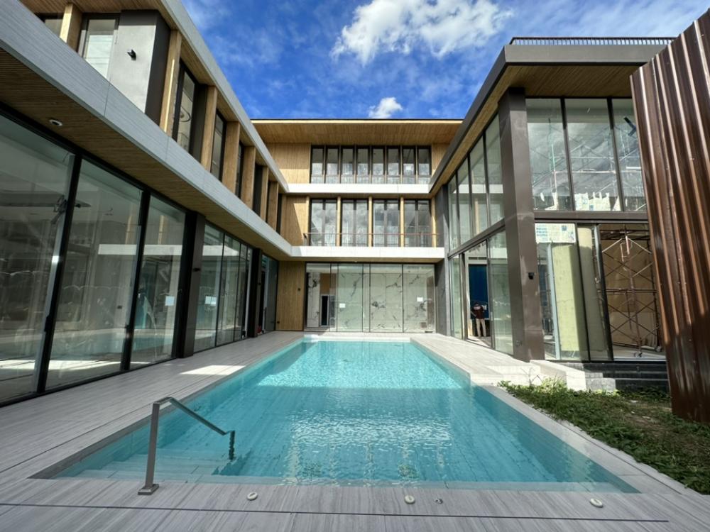 For SaleHouseYothinpattana,CDC : Selling : RESALE Ultra Luxury House “Santiburi The Residence” in Pradit Manutum , 1437 sqm , 5 Bed 7 Bath , 6 Parking Lot 

** Private Pool 
** Private Lift 
** Glass House 

🔥🔥 Selling Price : 320,000,000 THB🔥🔥( Full Furnishered ) 

#sellinghouses
#super