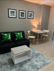 For RentCondoLadkrabang, Suwannaphum Airport : Rent a room 37 sqm with a front porch Icondo Green Space Sukhumvit 77 Phase 1 / i condo Green Space Sukhumvit 77 Phase 1 Garden view! Lat Krabang, next to Paseo, next to Robinson, the room is ready to move in.