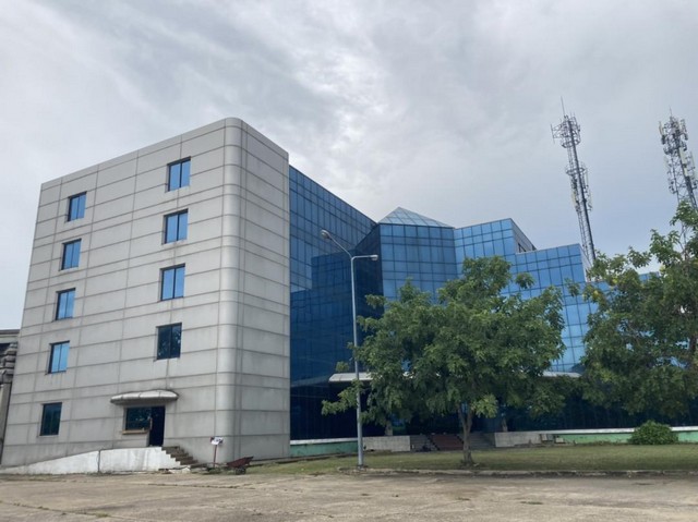 For RentWarehouseNonthaburi, Bang Yai, Bangbuathong : Office for rent with warehouse purple area Adjacent to Bang Bua Thong - Suphan Road, land size 5 rai, with Ror., and lift, suitable for a factory or a showroom.
