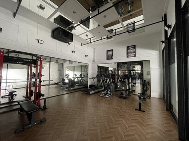 For RentShophouseSukhumvit, Asoke, Thonglor : Area for rent in Asoke-Phetchaburi area, near MRT Phetchaburi, near Asoke Pier, near Asoke-Phetchaburi intersection, next to the main road, suitable for a fitness exercise area Cardio, Zumba, Yoga classes
