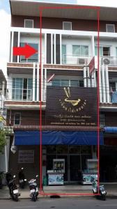 For SaleShophouseKorat Nakhon Ratchasima : **Discounted** Urgent sale, commercial building. Korat city center, 3.5 floors, beautiful decoration, 6 rooms, 3 bathrooms, can make an office near the municipality, school, Yamo monument