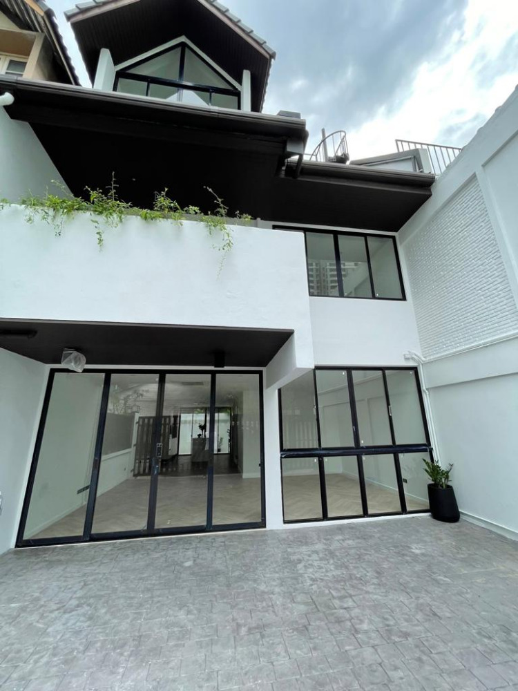 ขายบ้านสุขุมวิท อโศก ทองหล่อ : Newly Renovated Townhouse Sukhumvit 39: 33sqwah 38,000,000 Am: 0656199198