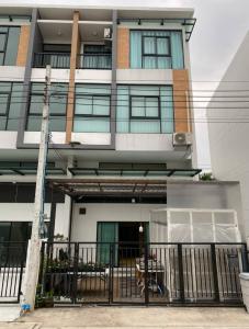 ให้เช่าทาวน์เฮ้าส์/ทาวน์โฮมมีนบุรี-ร่มเกล้า : For Rent  โฮมอ็อฟฟิศ 3 ชั้นครึ่ง โครงการ Trio ร่มเกล้า ติดถนนร่มเกล้า ใกล้สนามบินสุวรรณภูมิ มหาวิทยาลัยเกษมบัณฑิต เหมาะสำหรับทำอ็อฟฟิศ สำนักงาน และเพื่ออยู่อาศัย