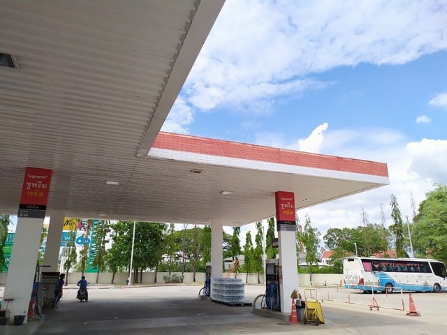 For SaleLandKorat KhaoYai Pak Chong : Korat gas station for sale, Mueang Nakhon Ratchasima, area 17-2-24 rai, near the bank, next to Mittraphap-Nong Khai Road.