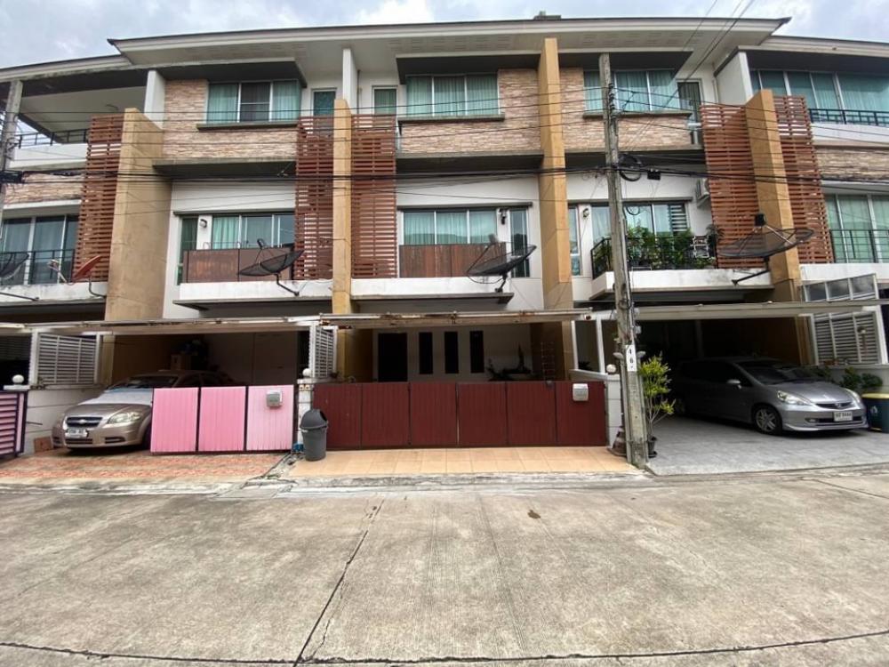 For RentTownhousePattanakan, Srinakarin : For rent, 3-story townhome, Town Plus Village, Rama 9, Krungthep Kreetha 7, with 4 bedrooms.