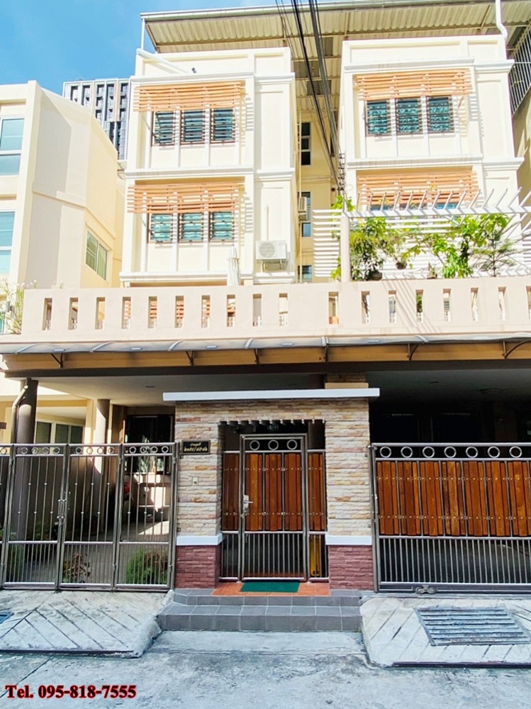 For SaleTownhouseOnnut, Udomsuk : Townhome for sale, 5 floors, 2 adjacent units, in good condition, on Sukhumvit Road, near BTS Punnawithi.