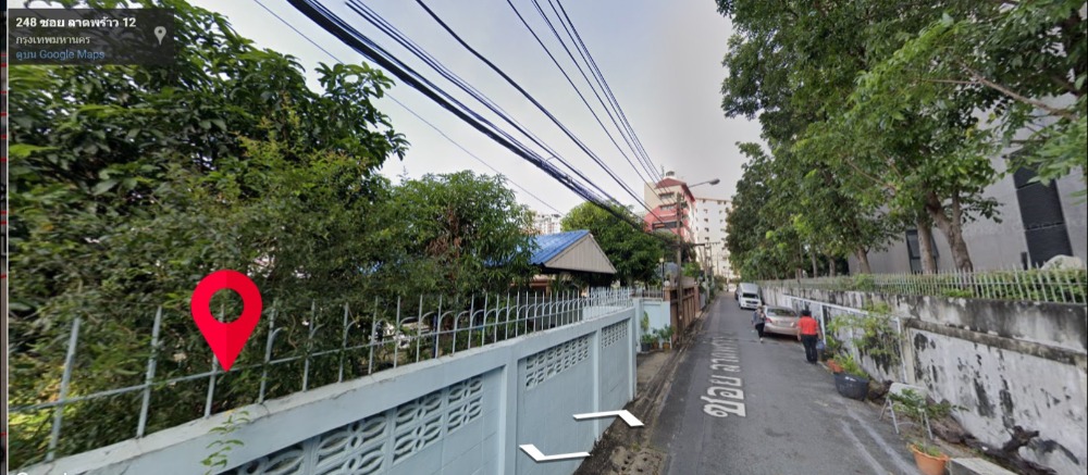 For SaleHouseLadprao, Central Ladprao : Land for sale, Ladprao Soi 12, land 98 sq.w. with buildings. Only 85 meters into the alley near MRT Ladprao