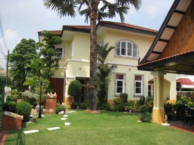 For SaleHousePathum Thani,Rangsit, Thammasat : 2 storey detached house behind a large corner Wide garden area, good location, for sale by owner. can share sales area willing to negotiate price