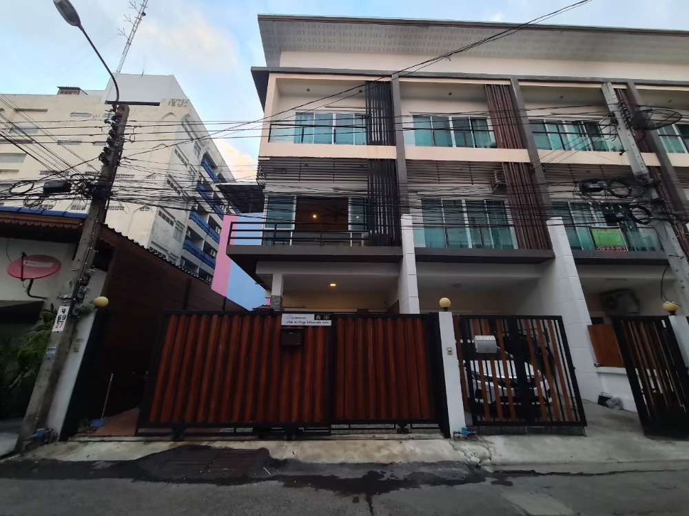 For SaleTownhouseLadprao101, Happy Land, The Mall Bang Kapi : Townhome Soi Ladprao 110/1 with all furniture and electrical appliances.