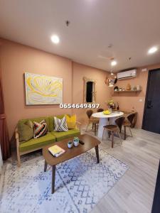 For SaleCondoRatchadapisek, Huaikwang, Suttisan : Sell by yourself, XT Huai Khwang, 1 bedroom, no partition, size 35 sq m. Interested in details contact 065-464-9497
