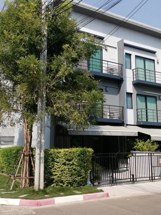 For SaleTownhouseLadkrabang, Suwannaphum Airport : 3-storey townhome, corner room, Baan Klang Muang Project, Rama 9-On Nut, beautiful house, located in the beginning of the alley.