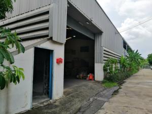 For SaleWarehouseMahachai Samut Sakhon : Urgent, special discount, sale of a warehouse, area of 1 rai, near Na Di Subdistrict, Mueang Samut Sakhon District, there is a house for workers ready. and has a 3-bedroom detached house with kitchen set, suitable for warehouse storage