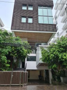 For RentHouseWitthayu, Chidlom, Langsuan, Ploenchit : ⭐️⭐️⭐️ Single house for rent, modern style, with private pool and elevator, near BTS Ploenchit
