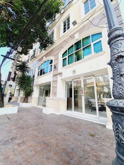 For RentBusinesses for saleKasetsart, Ratchayothin : ⭐️⭐️⭐️For rent, a 5-storey building with an elevator, area size 1,500 sq m. Near the Senanikom MRT station 250 meters.