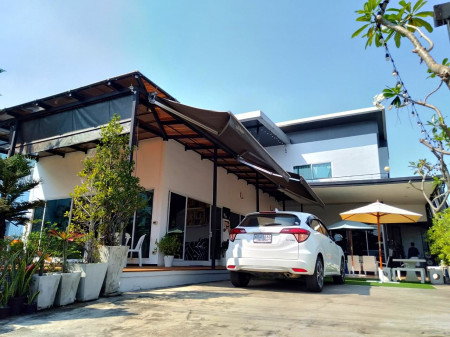 For SaleHouseVipawadee, Don Mueang, Lak Si : Selling cheap!! Ban Don Mueang, Songprapha Road (near Don Mueang Expressway 1.5 Km.) 100 sq m. 300 sq m. 4 bedrooms, 4 bathrooms, extra wide design for parking 6 cars in the house