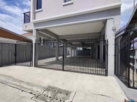 For SaleOfficePattanakan, Srinakarin : Selling cheap! office building Rama 9—very new, 3 floors (near Rama 9 road and expressway, only 500 m.) 80 sq.w., usable only building 647 sq.m., can park up to 9 cars.