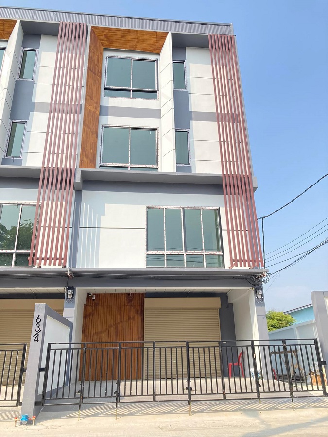 For SaleTownhouseBang kae, Phetkasem : Townhome for sale, home office, ready to move in, very good location, Petchkasem area: 4 floors, width 5.45 meters, good value, luxury decoration in the trading area, good living, convenient transportation 095 251 9094