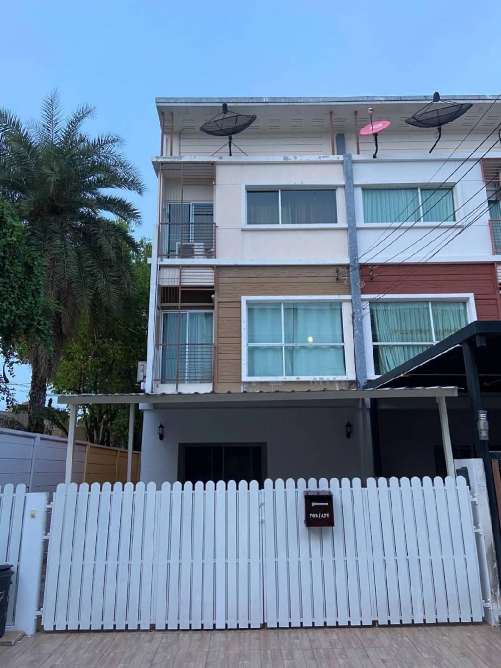 ให้เช่าทาวน์เฮ้าส์/ทาวน์โฮมพัฒนาการ ศรีนครินทร์ : Town home rent 28,000b mothvillage city - 3 bed 3bath 2 livngroom swimming pool gym gardenCall 0938563451 k.noeyilne id k.noeywalsh