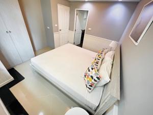 For RentCondoOnnut, Udomsuk : The Waterford Sukhumvit 50 has rooms available every day. You can make an appointment to see the room. #Add line, reply very quickly. ***Rooms are released very quickly. There are many rooms. Take a screenshot of the room or Copy link. Send Line to inquir