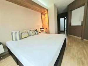 For RentCondoOnnut, Udomsuk : The Waterford Sukhumvit 50 has rooms available every day. You can make an appointment to see the room. #Add line, reply very quickly. ***The room came out very quickly. There are many rooms to capture the screen of the room or copy the link. Send us a lin