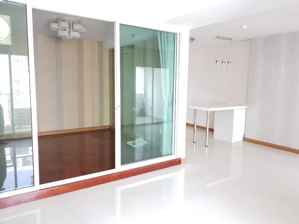 For SaleCondoKasetsart, Ratchayothin : Special room type, expand living room, condo, Kaset intersection, 19th floor, house number 2/1228, pool view, size 51 sq.m., 1 bedroom, special plan, near BTS Kaset, Kasetsart University, 19th floor, parquet bedroom