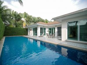 For SaleHousePattaya, Bangsaen, Chonburi : Quick sale! Detached house with resort style, including the swimming pool, the vineyard project phase 3, 400 square meters, 62.81 squre wah in a good condition, located near the Chonburi-pattaya motorway with special pri