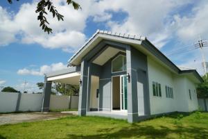 ขายบ้านนครปฐม : ขายบ้านเดี่ยว นครชัยศรี หมู่บ้านติดแม่น้ำท่าจีน บ้านชั้นเดียว 100 ตรว. 3 ห้องนอน 2 ห้องน้ำ บ้านใหม่เพิ่งสร้างเสร็จ