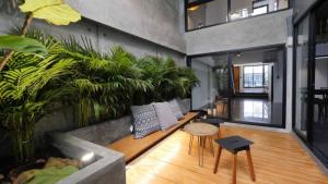 For RentTownhouseSukhumvit, Asoke, Thonglor : Modern Townhome for Rent at Ekamai, Loft style decoration  Suitable for Residence or Home office