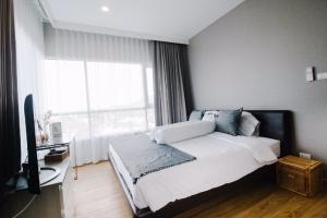 For SaleCondoSriracha Laem Chabang Ban Bueng : Urgent sale, Condo The Sea Sriracha, beautiful condo, sea view, size 2 bedrooms, 2 bathrooms, large area 70.2 sq.m., 15th floor, corner room, selling for only 7.49 million baht.