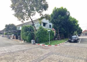 For SaleTownhouseNawamin, Ramindra : Selling The Villa Ramintra Khubon 27, behind the corner of 42 sq m, on the main road opposite the garden. Selling below the capital 4 hundred thousand. Parking for many cars.