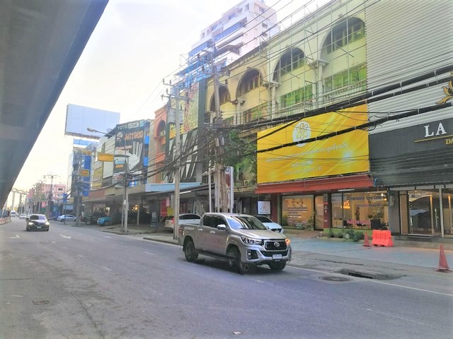 For RentShophousePattanakan, Srinakarin : Commercial building for rent on the main road, one and a half floors in Srinakarin area. Suitable for hairdressing salons, showrooms, store fronts There are parking spaces for 4-5 customers, next to Sri La Salle station. yellow line train